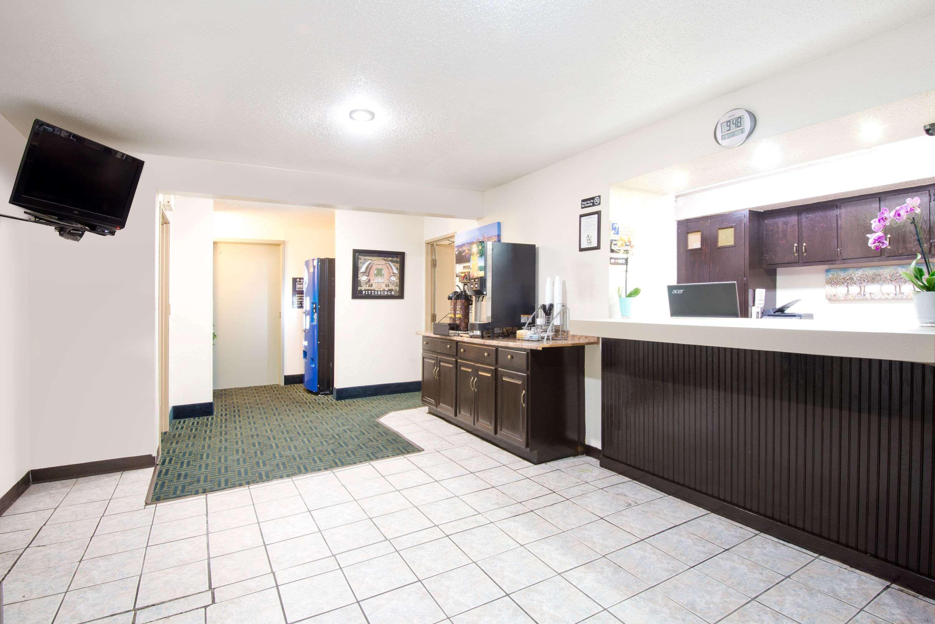 Super 8 By Wyndham Pittsburgh Pa Airport-university Area