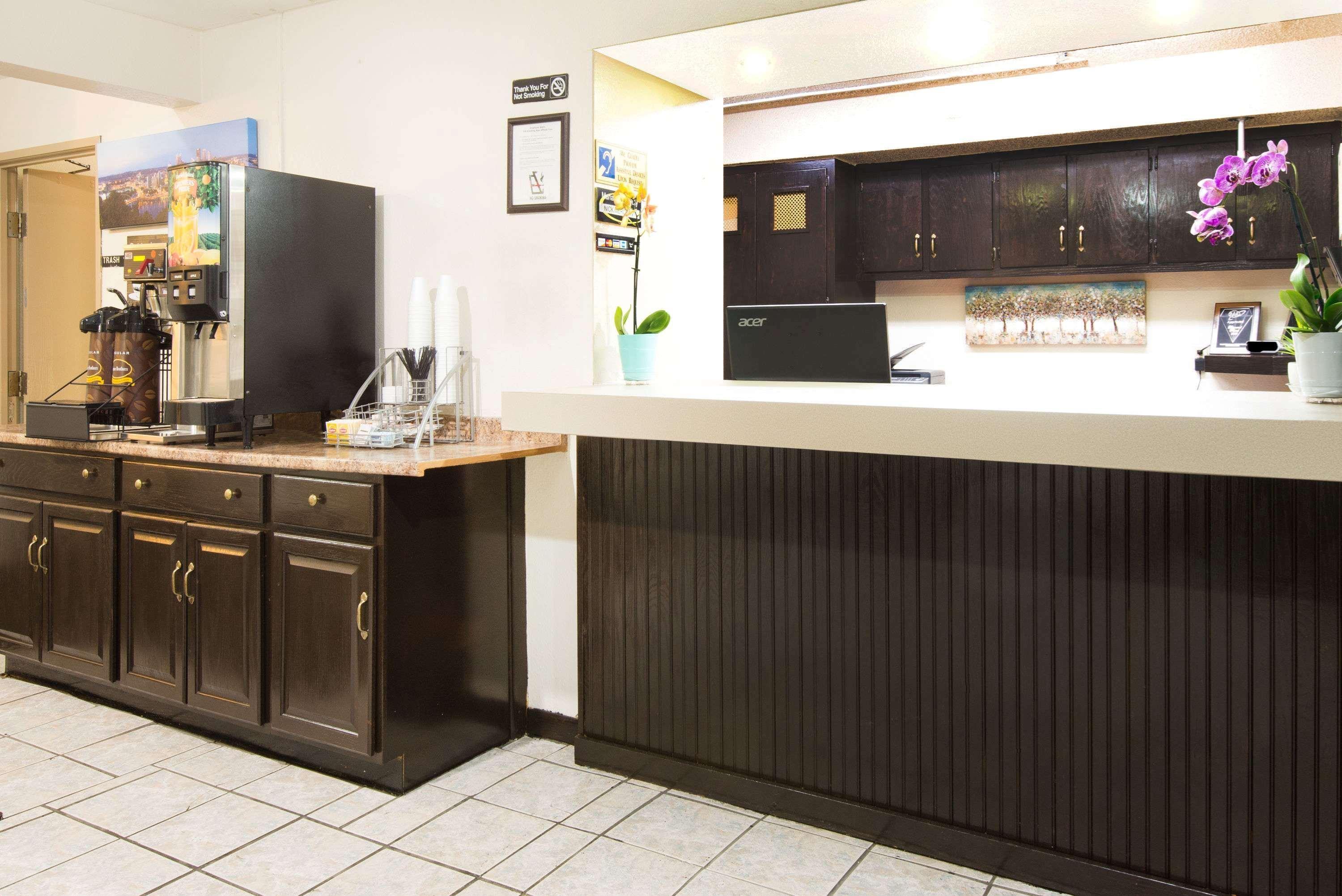 Super 8 By Wyndham Pittsburgh Pa Airport-university Area Hotel 2*